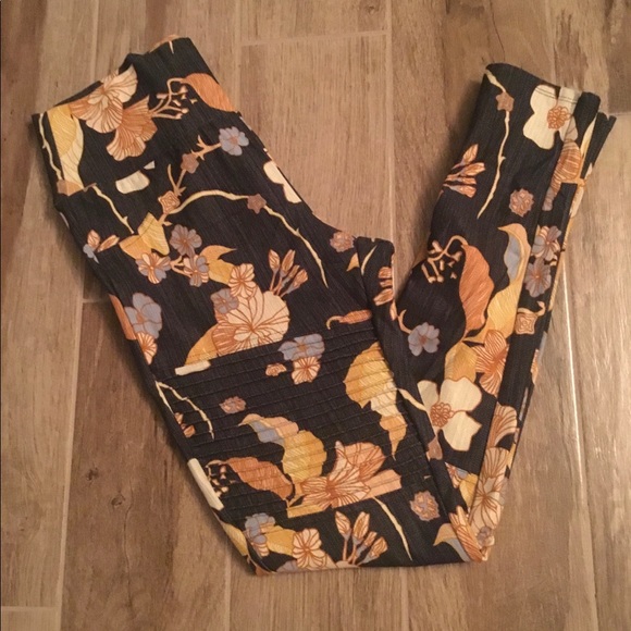 Agnes & Dora High Waisted Pixie Jeans. (says L but fits like a medium) - Picture 1 of 13